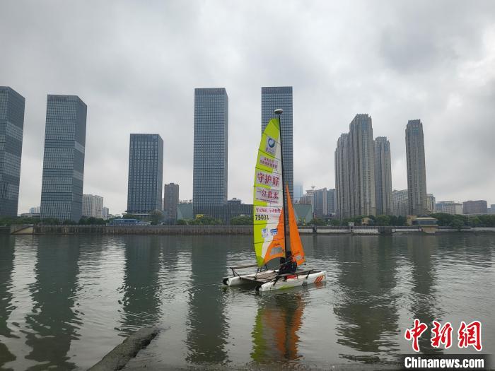 湖南小伙单人帆船挑战湘江至洞庭湖 161公里碧水