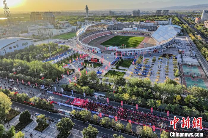 甘肃嘉峪关马拉松：奔跑