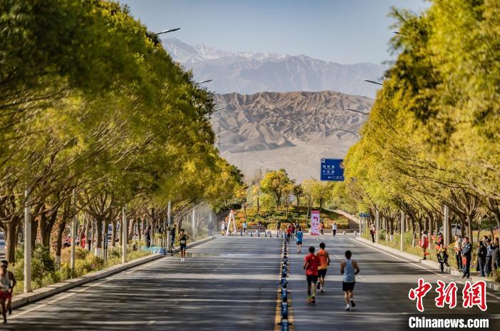 甘肃嘉峪关马拉松：奔跑于长城景观间品味戈壁