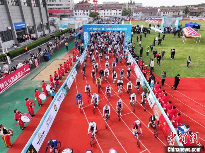 第十五届环高邮湖自行车赛开赛 168公里亲水赛道