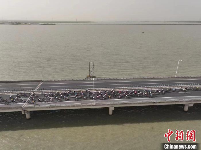 第十五届环高邮湖自行车赛开赛 168公里亲水赛道