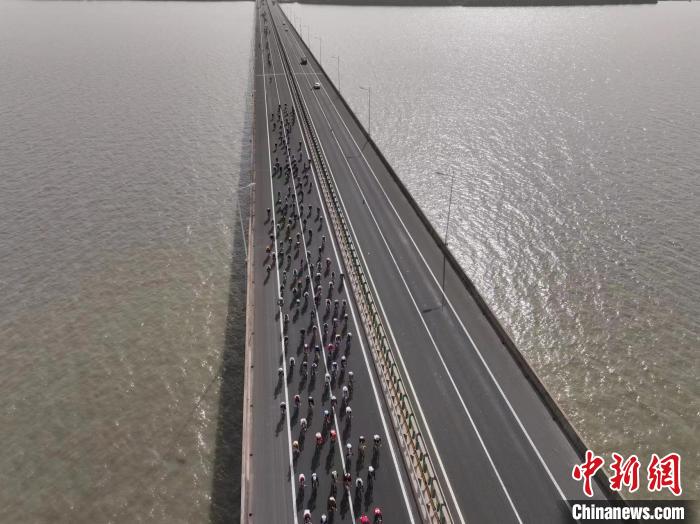 第十五届环高邮湖自行车赛开赛 168公里亲水赛道