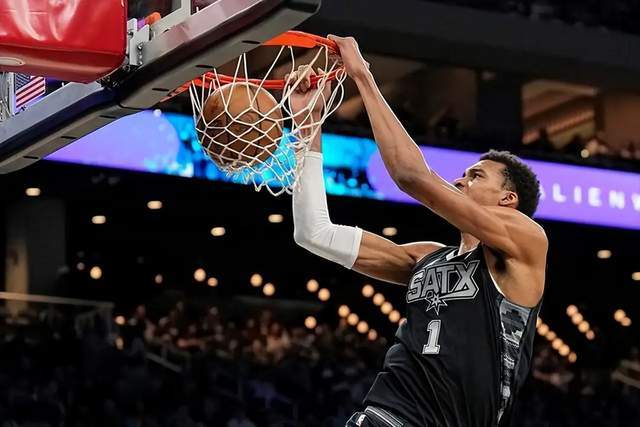 文班亚马季后赛首秀横扫开拓者，场均准三双惊