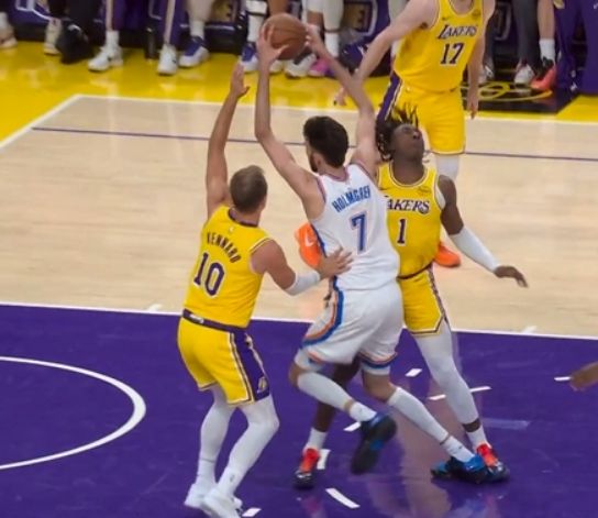 湖人对阵雷霆遭遇三巨头缺席 范德比尔特与主帅