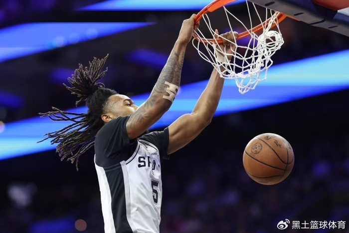 马刺双核联手力克76人 卡斯尔三双成关键